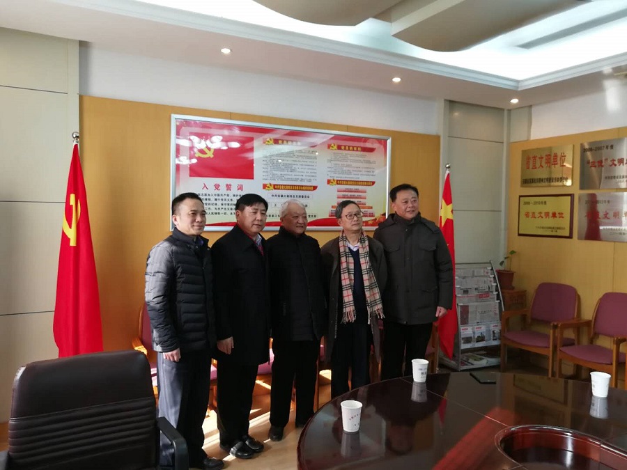 2.董事长看望大剧院老党员.jpg
